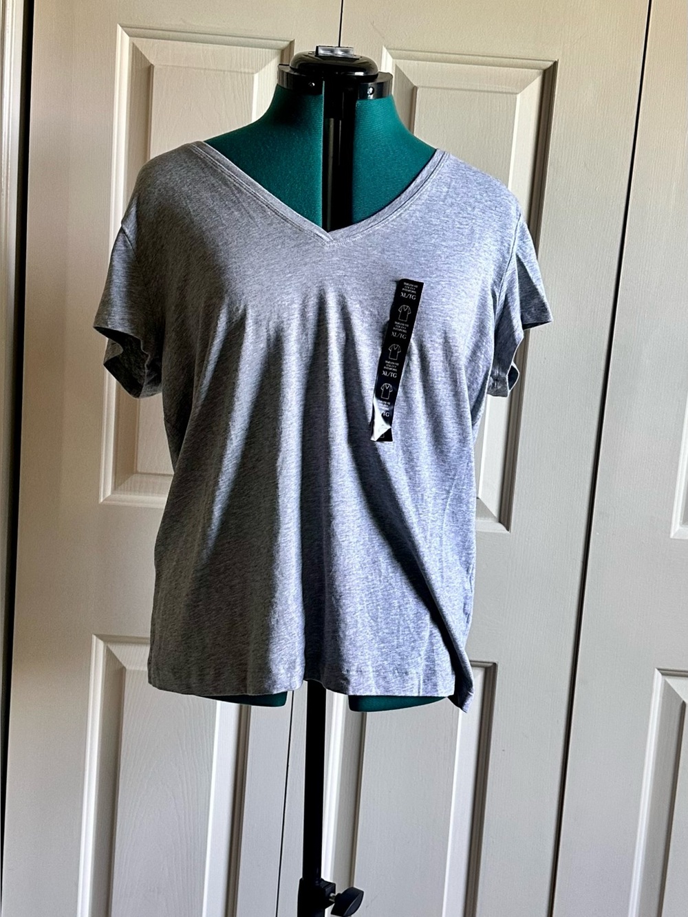 NWT Banana Republic Gray V-Neck Women's Top - XL
